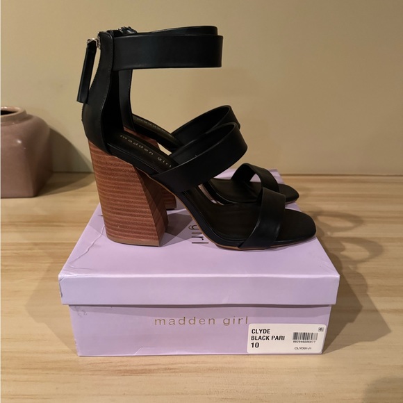 MADDEN GIRL Clyde City Sandals - Picture 9 of 13